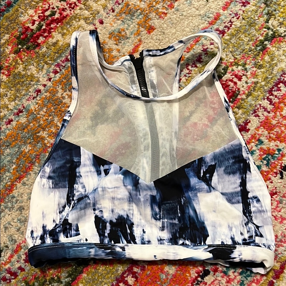 Gorgeous Varley sports bra. Size XS, EUC, cute mesh & zipper details